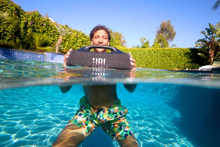 Ragazzo in piscina con la JBL Boombox 4