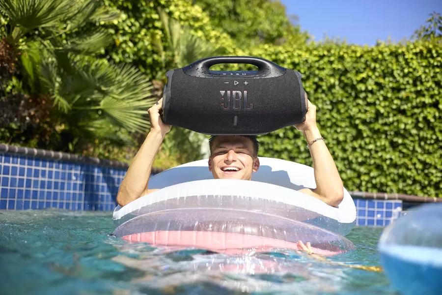 Ragazza su un materassino con la JBL Boombox 4
