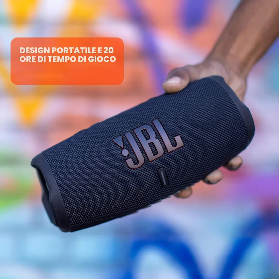 Cassa JBL Charge 5 blu in mano, con scritta design portatile e 20 ore