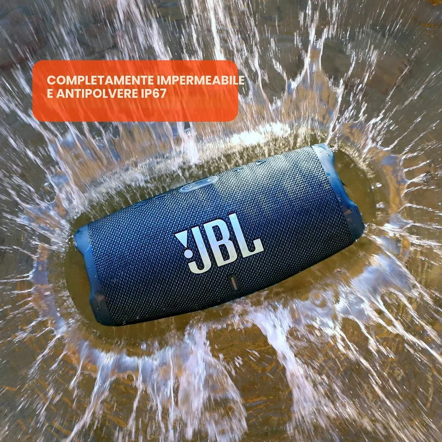 JBL Charge 5 blu tra gli schizzi d'acqua