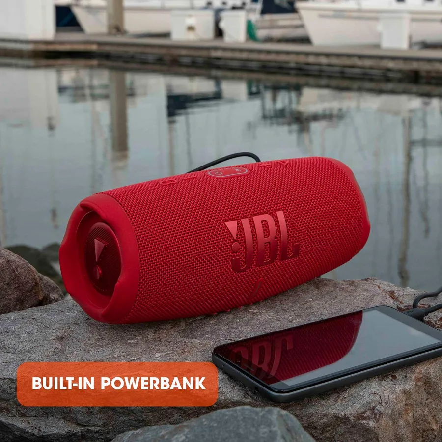 JBL Charge 5 rossa che ricarica uno smartphone