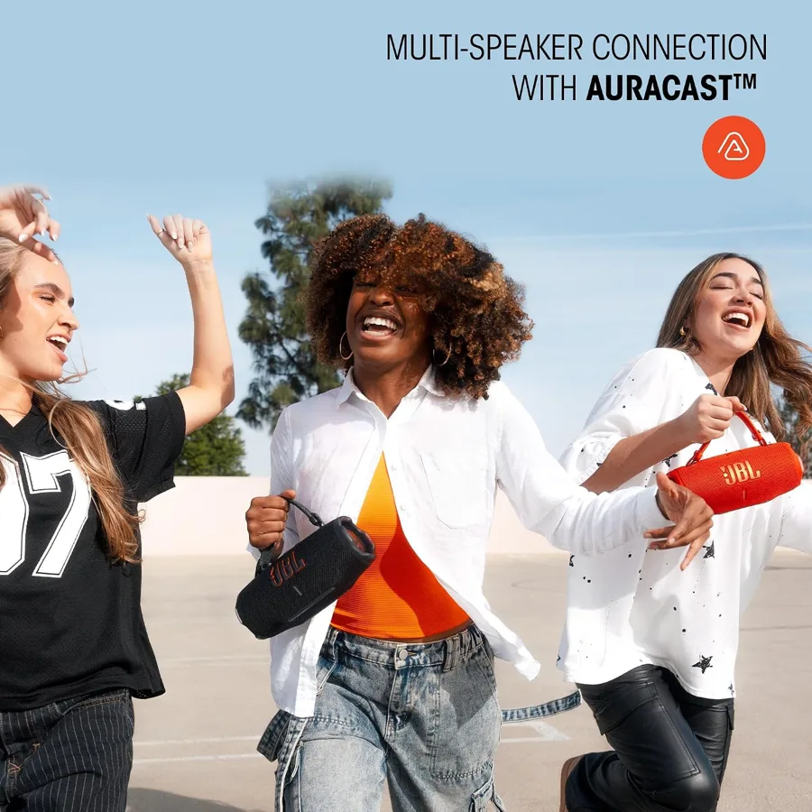 Ragazze che ballano con casse JBL collegate via Auracast