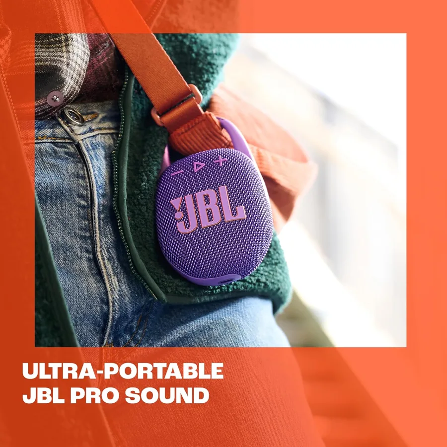 JBL Clip 5 agganciata a uno zaino