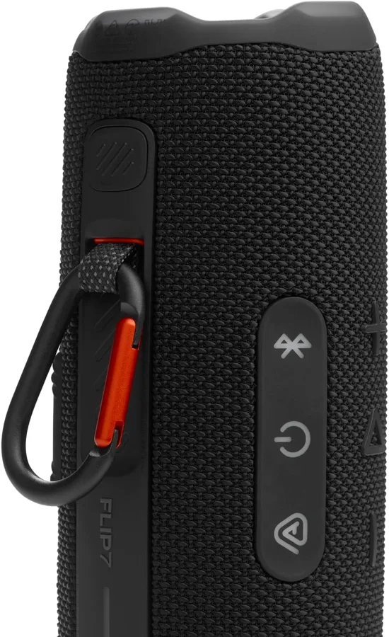 JBL Flip 7 con moschettone PushLock agganciato