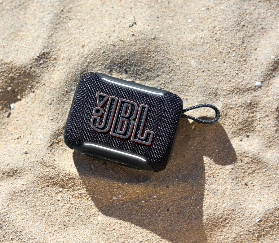 JBL Go 5 appoggiata sulla sabbia