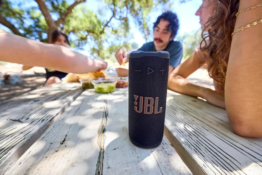 Cassa JBL Grip su un tavolo da picnic all'aperto